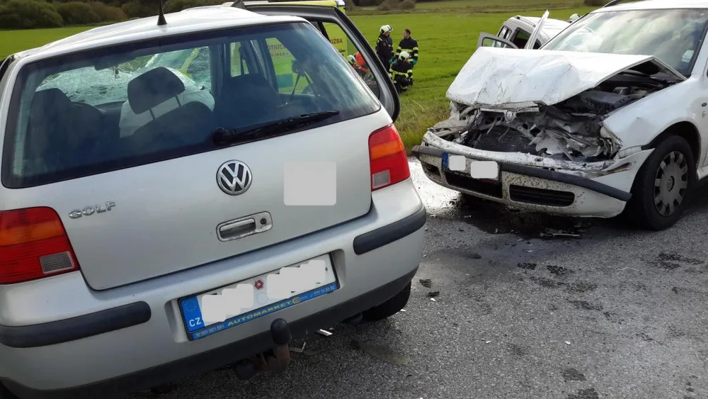 Vážná dopravní nehoda uzavřela ve středu 11. října, odpoledne silnici mezi obcemi Kaliště a Zaliny na Českobudějovicku. Čelní střet dvou osobních aut, do kterých pak ještě narazilo třetí, si vyžádal čtyři velmi těžká zranění.