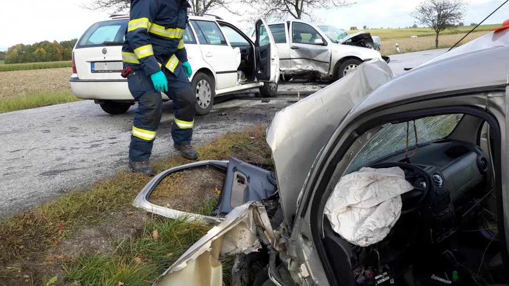 Vážná dopravní nehoda uzavřela ve středu 11. října, odpoledne silnici mezi obcemi Kaliště a Zaliny na Českobudějovicku. Čelní střet dvou osobních aut, do kterých pak ještě narazilo třetí, si vyžádal čtyři velmi těžká zranění.