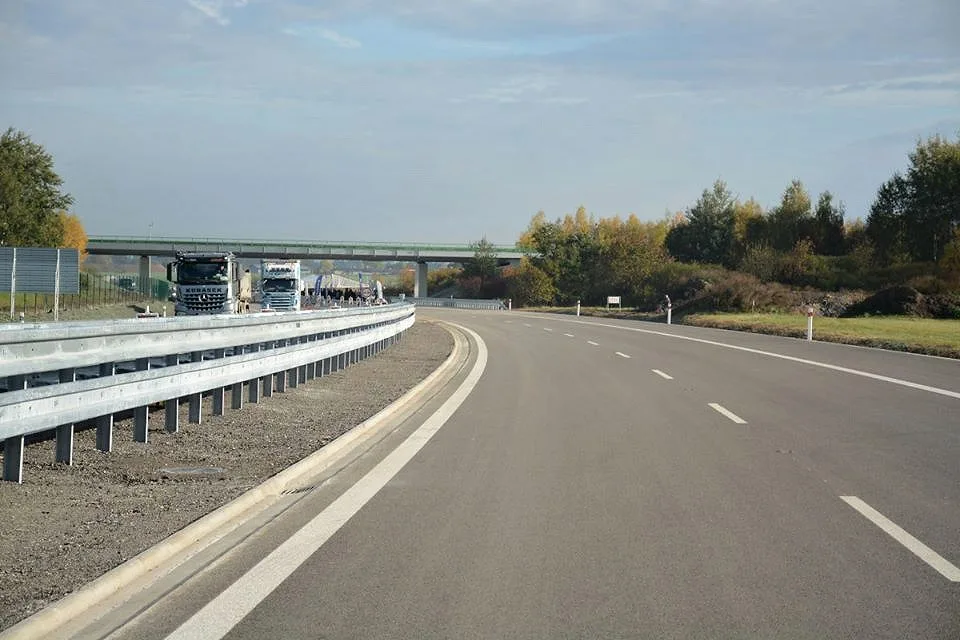 Ředitelství silnic a dálnic otevřelo ve čtvrtek 12. října nový úsek dálnice D3 Veselí nad Lužnicí - Bošilec dlouhý 5,1 kilometru.