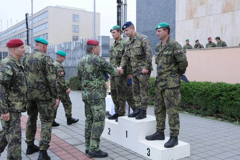 Desátníku Petru Šopincovi poblahopřál zástupce náčelníka Generálního štábu Armády České republiky – náčelník štábu generálmajor Aleš Opata.