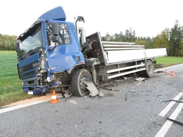 Při srážce osobního auta s náklaďákem u Kaplice se dva lidé těžce zranili.