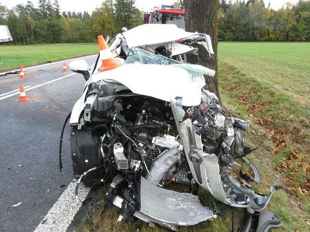 Při srážce osobního auta s náklaďákem u Kaplice se dva lidé těžce zranili.