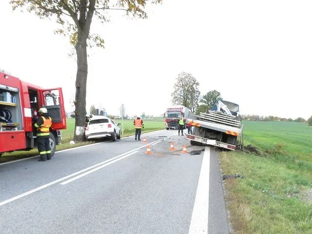 Při srážce osobního auta s náklaďákem u Kaplice se dva lidé těžce zranili.