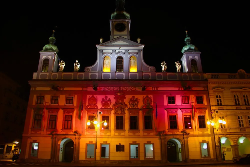 Růžově nasvícená budějcká radnice
