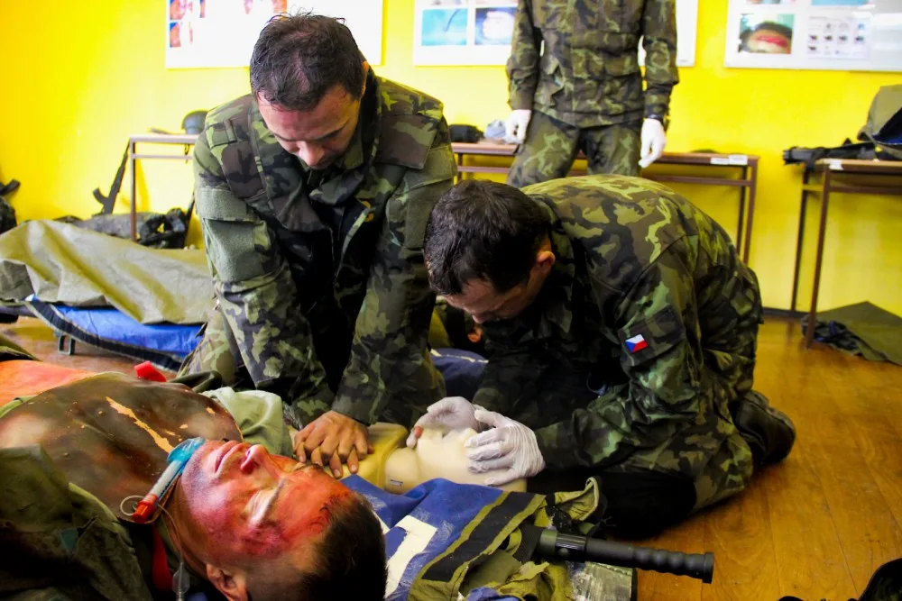 Vojáci nacvičují resuscitaci pacienta.