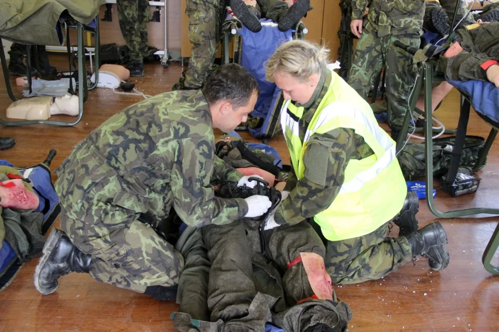 Účastníci kurzu byli možná jedněmi z posledních, kteří se učili používat speciální pomůcky pro zajištění trauma pacienta. Na snímku vojáci nasazují junkční turniket.