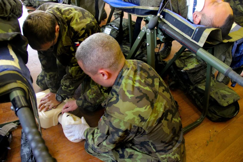 Simulace podmínek na ROLI 1 (polní stanici první pomoci). Resuscitace pacienta může probíhat ve stísněném prostoru.