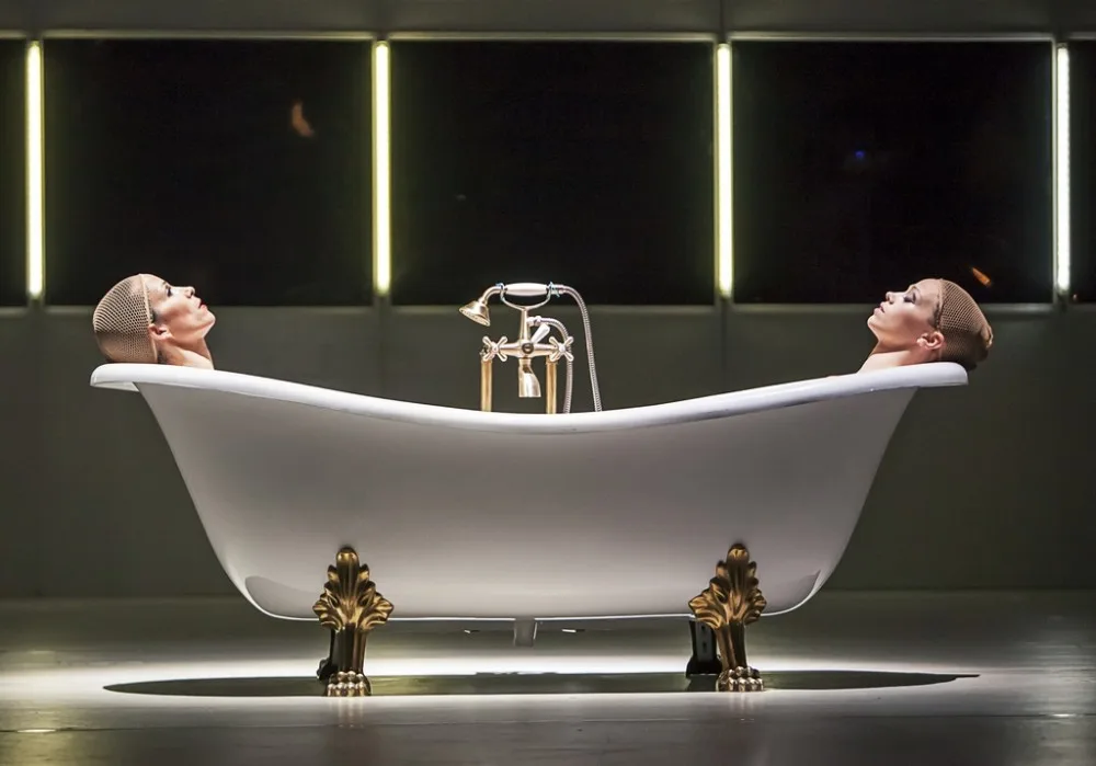 La traviata, na snímku jsou Maria Bisso (Violetta) a Julie De Meulemeester (Duše).