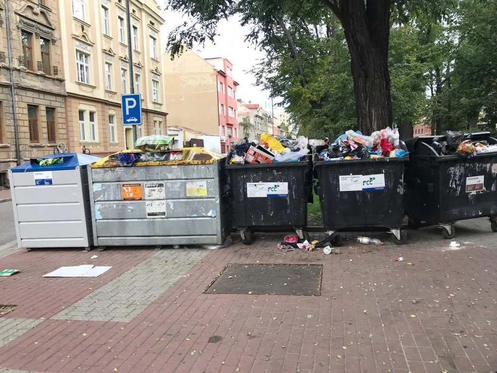 Takový obrázek už snad bude v Českých Budějovicích minulostí, když se kontejnery na tříděný odpad budou častěji vyvážet.