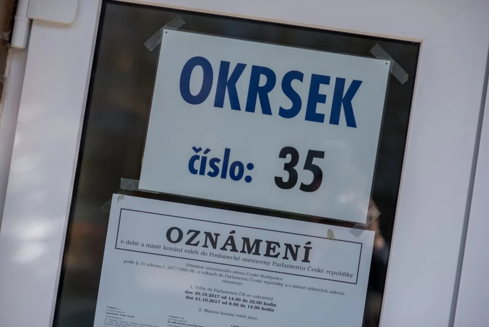 Poslance si v první den voleb vybraly více než dvě pětiny voličů