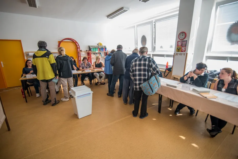 Poslance si v první den voleb vybraly více než dvě pětiny voličů