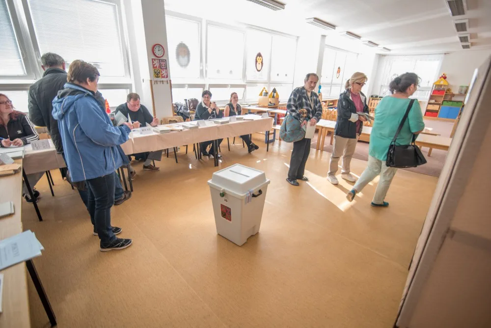 Poslance si v první den voleb vybraly více než dvě pětiny voličů
