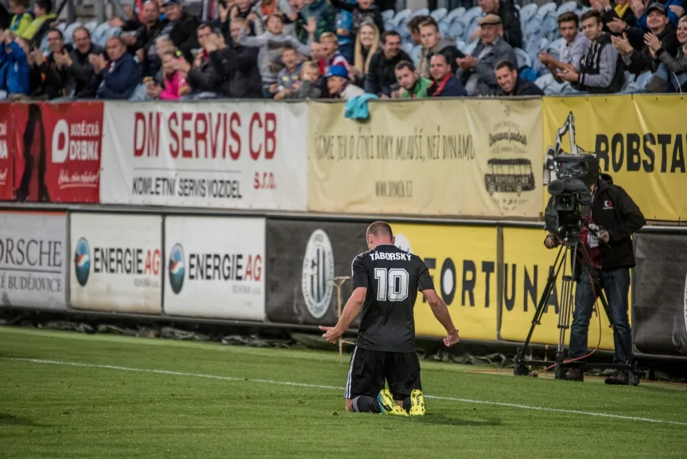Ivo Táborský slaví gól v opavské síti