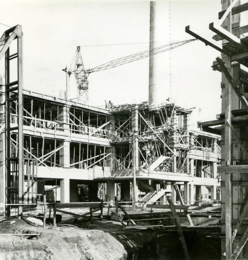 Stavba výrobního bloku (květen 1964).