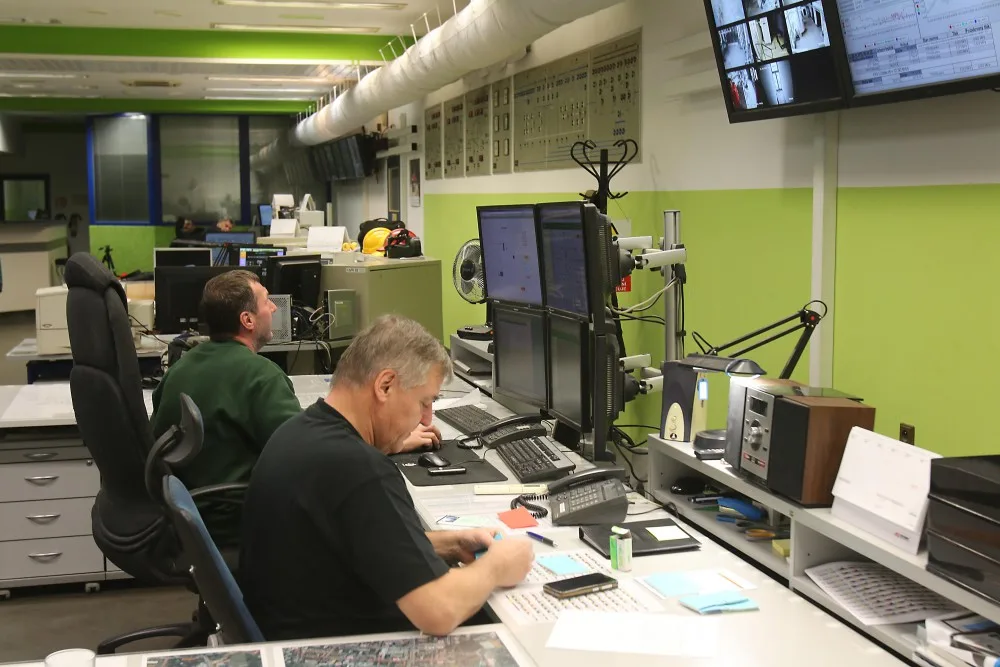 Srdcem teplárny je dispečink, z něhož se řídí výroba i distribuce tepla.