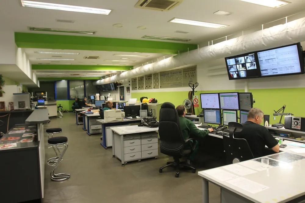 Srdcem teplárny je dispečink, z něhož se řídí výroba i distribuce tepla.