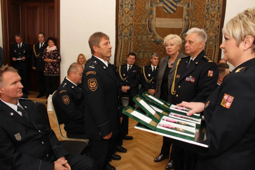 Slavnostní předání medailí Hasičského záchranného sboru České republiky a Hasičského záchranného sboru Jihočeského kraje, složení služebního slibu a poděkování reprezentantům v TFA.