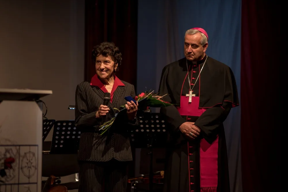 Zlatou šupinou ocenila jihočeská hejtmanka Ivana Stráská šest osobností ve čtvrtek 26. října v prostorách bývalé zámecké jízdárny v Hluboké nad Vltavou, kde sídlí Alšova jihočeská galerie.