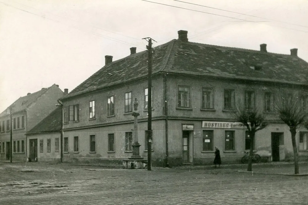 Před hospodou stál barokní sloup, na kterém byla umístěna socha Panny Marie.