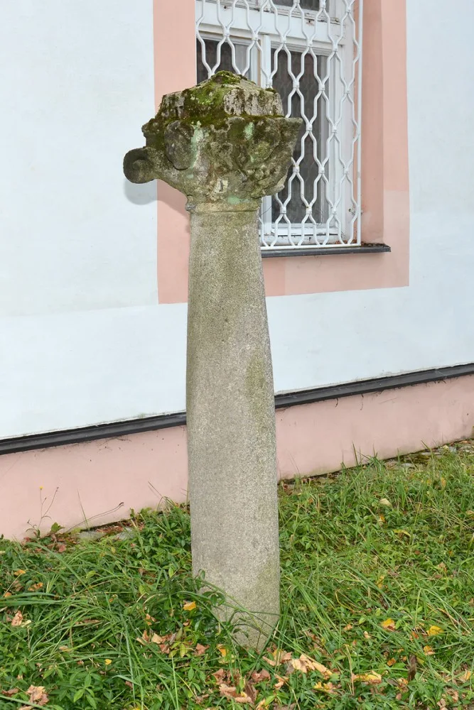 Před hospodou stál barokní sloup, na kterém byla umístěna socha Panny Marie.