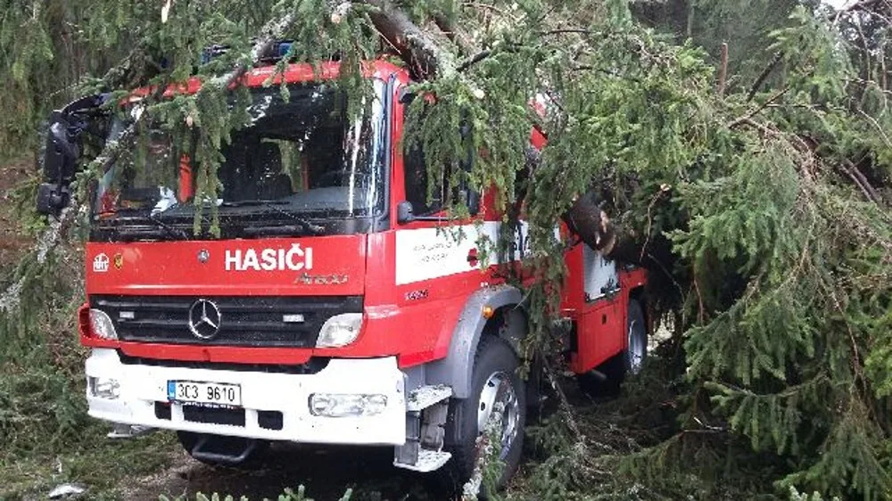 Na cisternu padl na Vimpersku strom
