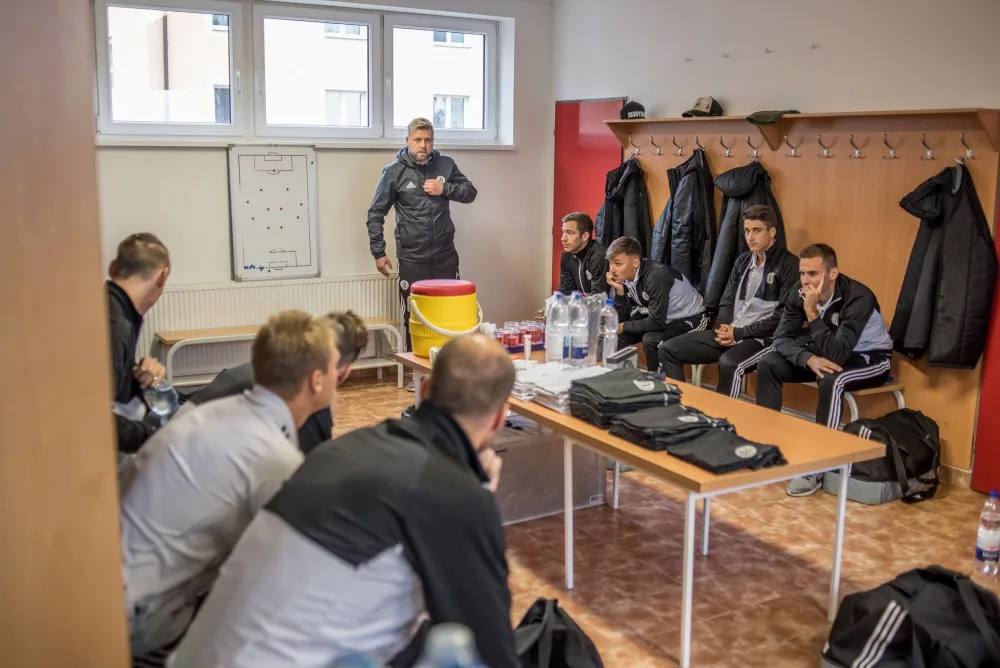 Šatna SK Dynamo České Budějovice při derby na začátku porady