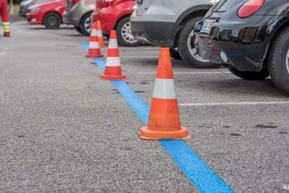 Nové modré parkovací zóny v Českých Budějovicích. Plné ruce práce měli pracovníci firmy s vodorovným značením ještě den před spuštěním nového parkovacího systému.