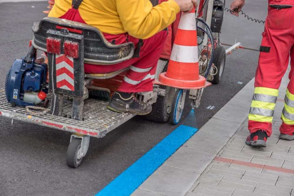 Nové modré parkovací zóny v Českých Budějovicích. Plné ruce práce měli pracovníci firmy s vodorovným značením ještě den před spuštěním nového parkovacího systému.