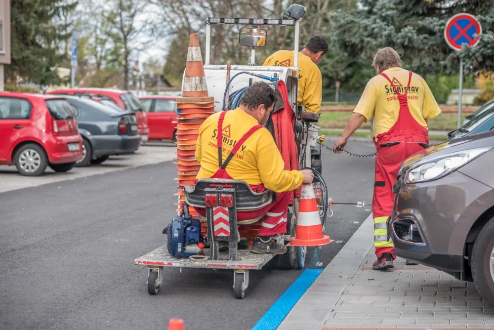 Nové modré parkovací zóny v Českých Budějovicích.Plné ruce práce měli pracovníci firmy s vodorovným značením ještě den před spuštěním nového parkovacího systému.