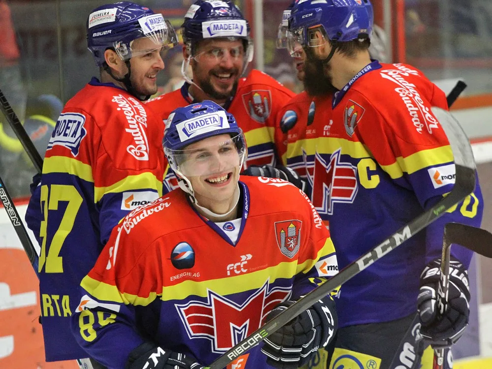 Hvězda zápasu Luboš Rob završil ve druhé třetině svůj hattrick. Za ním zleva nové tváře v kádru Motoru Michal Bárta s Petrem Vampolou a kapitán Zdeněk Kutlák