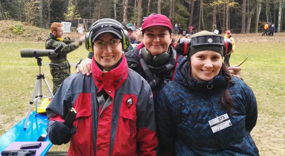 Jihočeské střelkyně si skvěle vedly při prestižní mezinárodní soutěži Zlatý lev. Při ní uspěly: strakonická policistka Simona Toningerová, Vlaďka Hradská a táborská policistka Tereza Veselá (na snímku zleva).