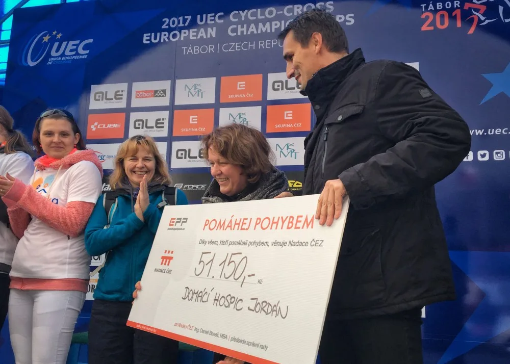 Šeky slavnostně předávali představitelé mezinárodní cyklistické federace a Skupiny ČEZ