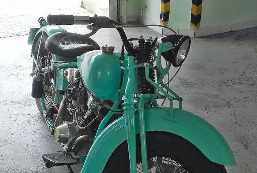 Osmdesát let starý Harley Davidson za více než 700 tisíc korun zmizel v noci z neděle 5. na pondělí 6. listopadu z areálu firmy v Dlouhé ulici číslo 21 v Rudolfově u Českých Budějovic.