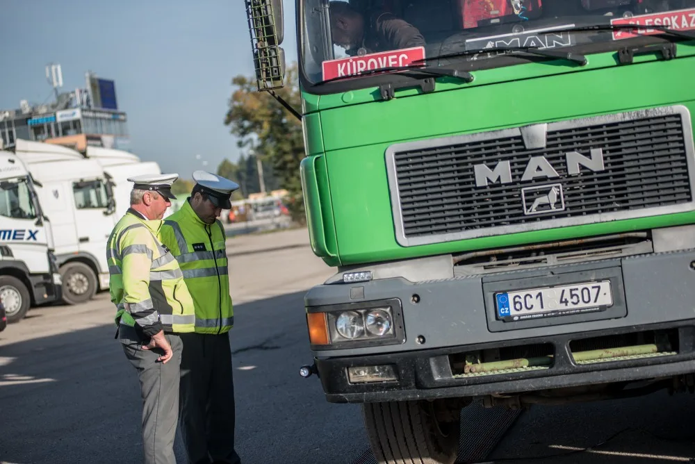 Policisté se zamřili na nákladní automobily.