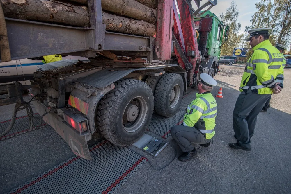 Policisté se zamřili na nákladní automobily.