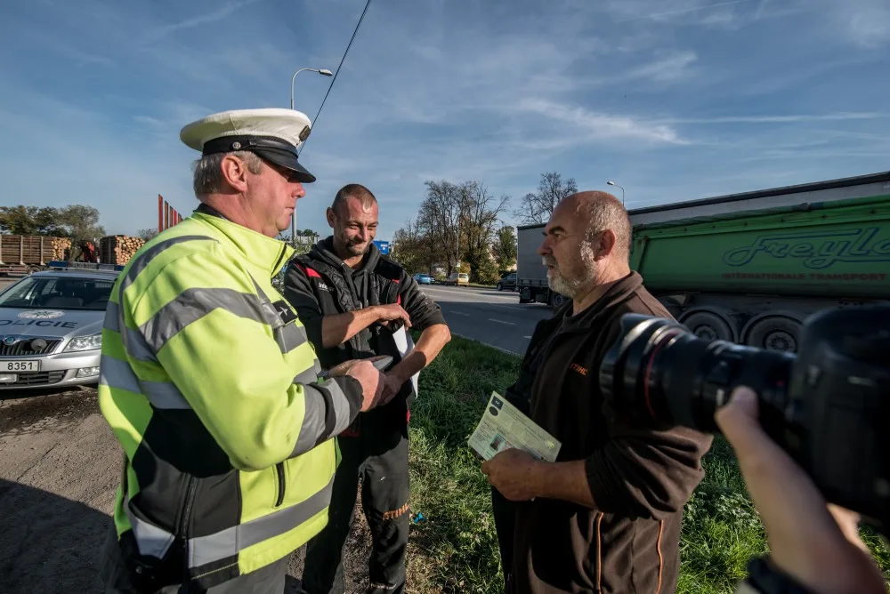 Policisté se zamřili na nákladní automobily.