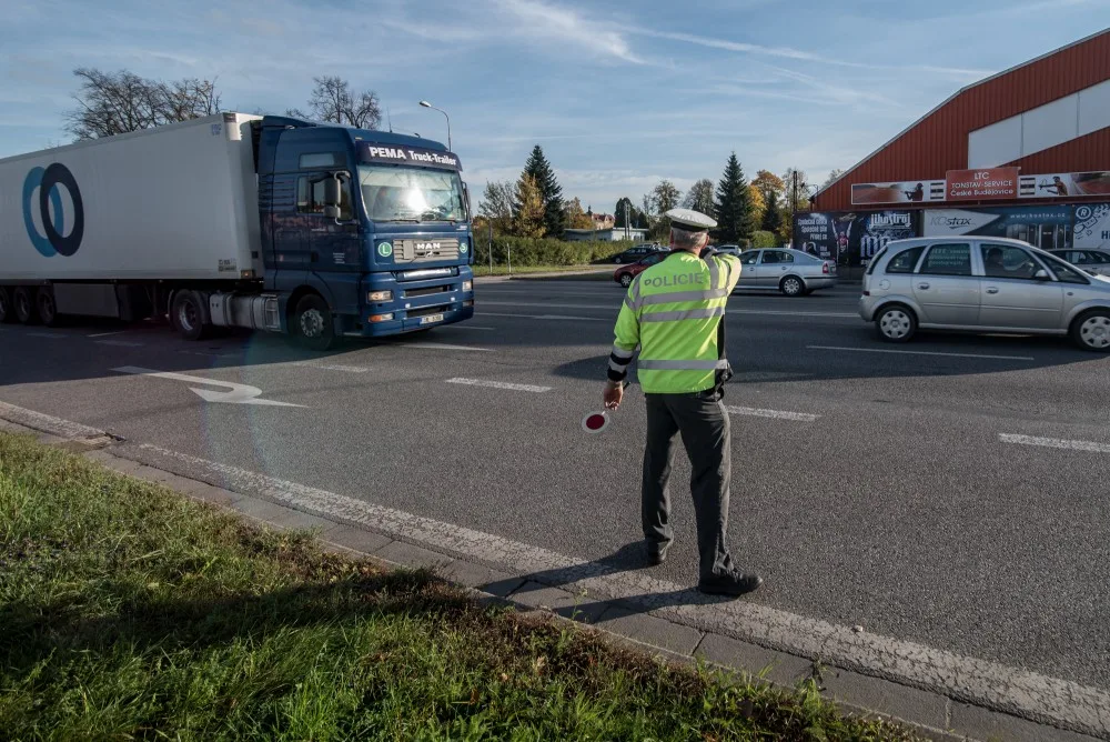 Policisté se zamřili na nákladní automobily.
