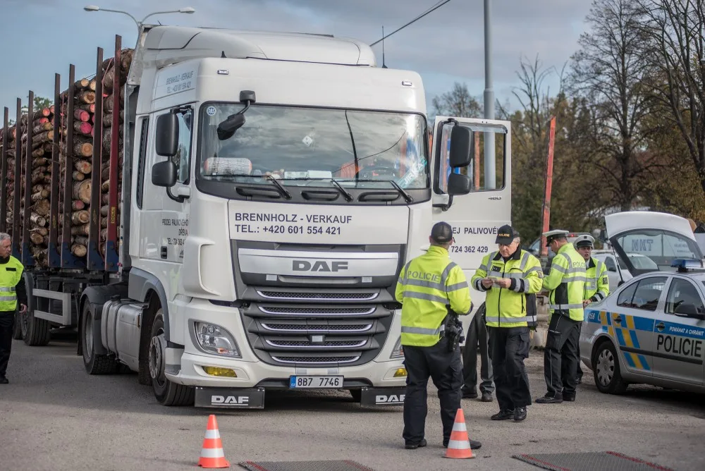 Policisté se zamřili na nákladní automobily.