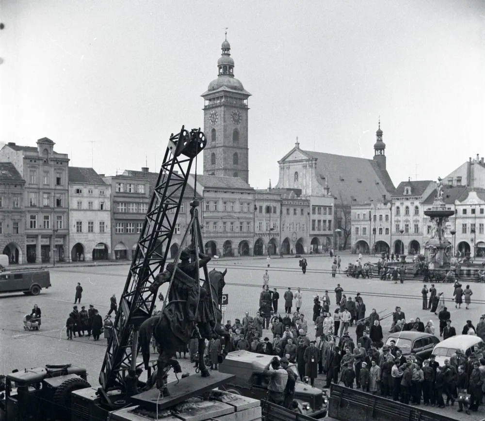 Na snímku pořízeném mezi 5. a 9. květnem 1959 odstraňují vojáci z náměstí před radnicí jezdeckou sochu Jana Žižky z Trocnova.