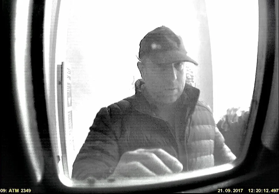 Policisté žádají o spolupráci případné osoby, které poznávají muže na fotografiích – důležitého svědka případu.