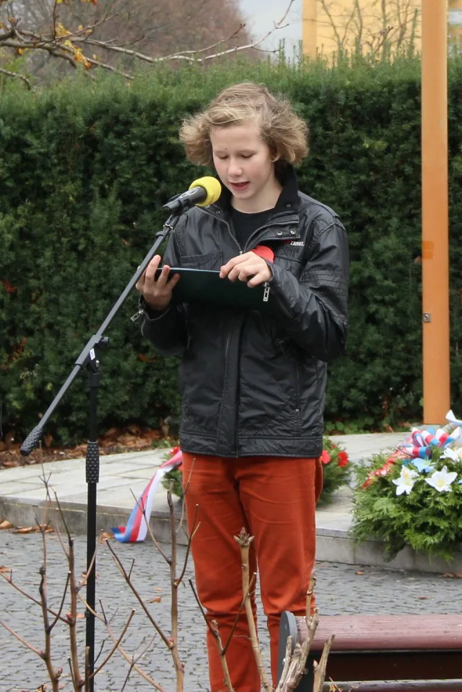 Pavel Janoch během recitace básně V polích flanderských.
