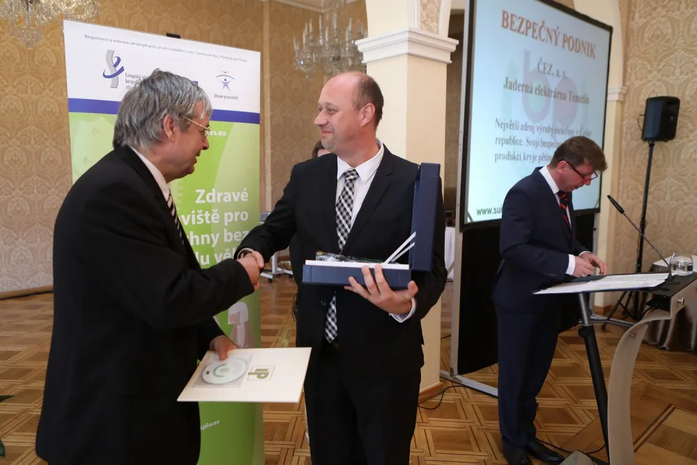 Roman Havlín, ředitel útvaru Bezpečnost v divizi jaderná energetika ČEZ(vpravo) při převzetí ceny