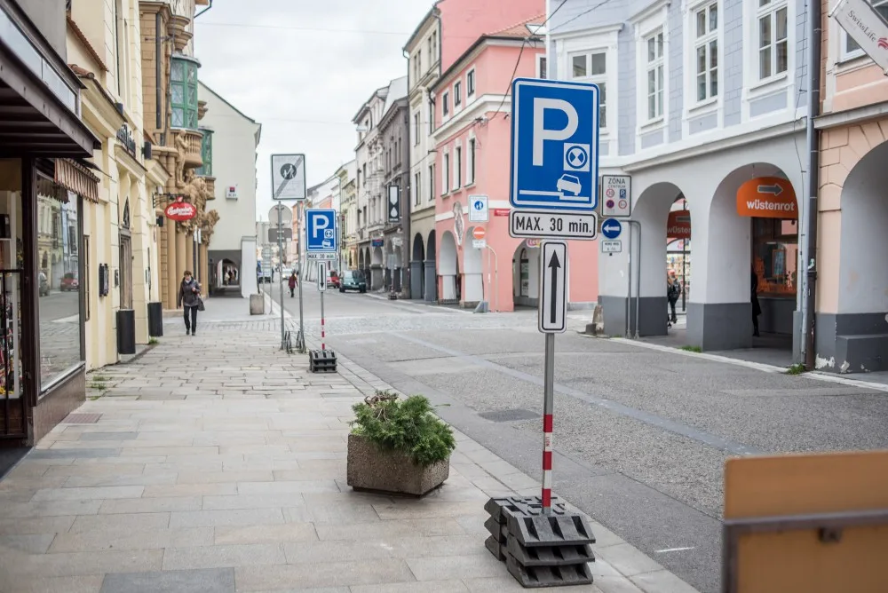 Od 1. listopadu zajíždí nová inka městské hromadné dopravy přímo do historického jádra Českých Budějovic. Projíždí pěší zónou v Krajinské ulici.