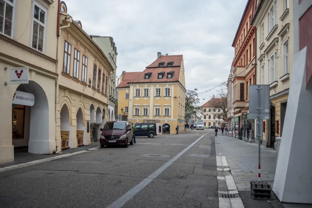 Od 1. listopadu zajíždí nová inka městské hromadné dopravy přímo do historického jádra Českých Budějovic. Projíždí pěší zónou v Krajinské ulici.