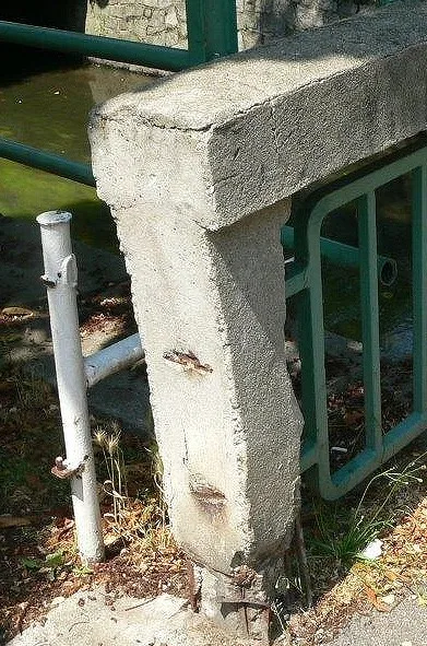 Stavební úpravy mostu přes Mlýnskou stoku v Krajinské ulici si vyžádalo hlavně staré a nevyhovující zábradlí, které už dosloužilo.