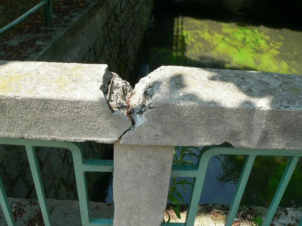 Stavební úpravy mostu přes Mlýnskou stoku v Krajinské ulici si vyžádalo hlavně staré a nevyhovující zábradlí, které už dosloužilo.