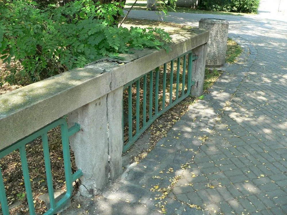 Stavební úpravy mostu přes Mlýnskou stoku v Krajinské ulici si vyžádalo hlavně staré a nevyhovující zábradlí, které už dosloužilo.
