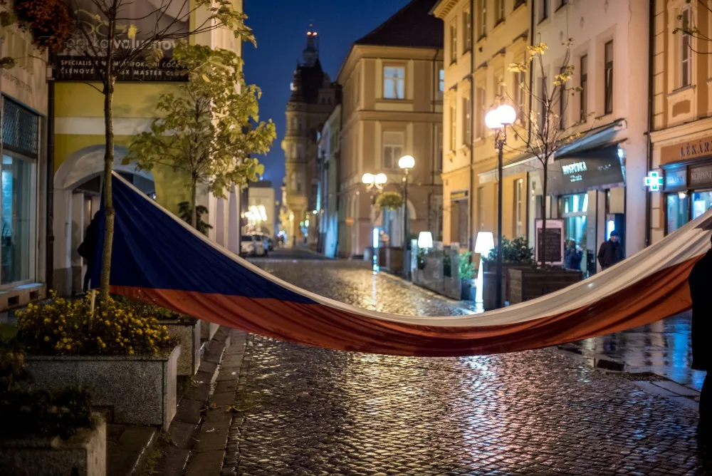 Asi tři stovky lidí šly průvodem od Jihočeského divadla na náměstí, kde někteří zapálily svíčky.