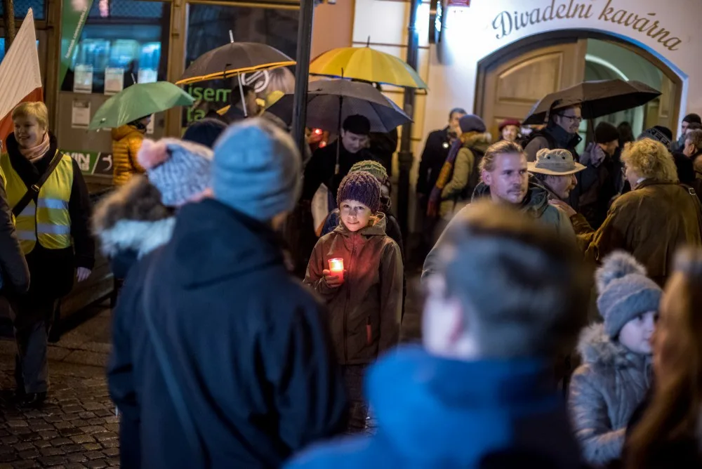 Asi tři stovky lidí šly průvodem od Jihočeského divadla na náměstí, kde někteří zapálily svíčky.