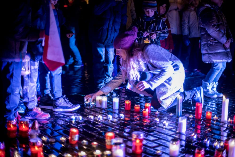 Asi tři stovky lidí šly průvodem od Jihočeského divadla na náměstí, kde někteří zapálily svíčky.